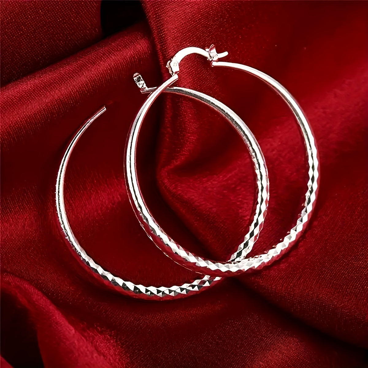 A Pair Of Exquisite Large Circle Earrings, An Elegant Ladies' Accessory In A Luxury Style, Perfect For Women To Wear On A Daily Basis.